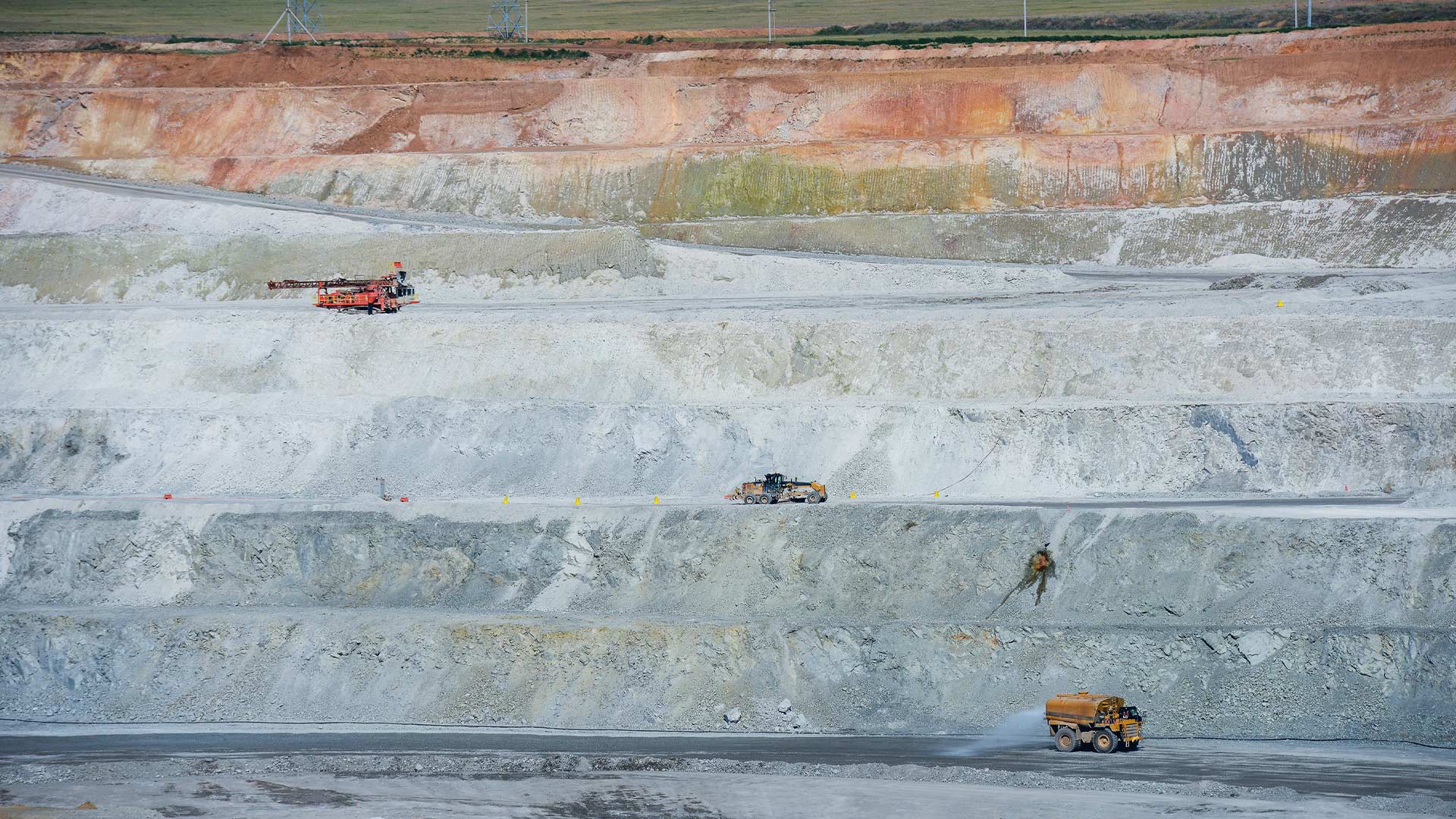 Тас пен минералдардың қызыл, көк, сұр градиенттері қашықтықта.