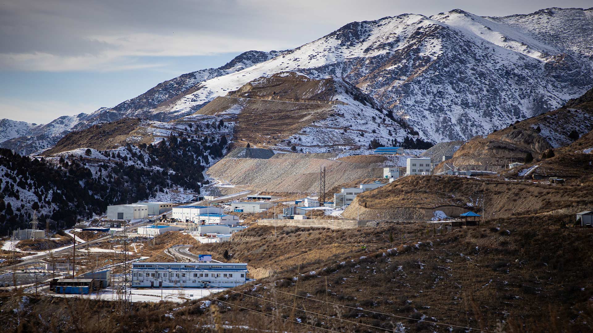 Таулы қаланың алыстағы кадры.