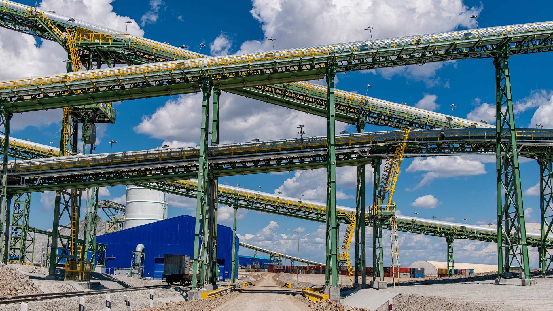 Изменение климата KAZ Minerals осуществляет мониторинг выбросов и последовательно работает над повышением энергоэффективности своих предприятий, обеспечивая при этом максимально возможный объем производства меди. Мы считаем, что медь продолжит играть фундаментальную роль в переходе к низкоуглеродной экономике. Мы отслеживаем и отчитываемся о выбросах парниковых газов в соответствии с мировыми стандартами и активно участвуем в международных программах по обеспечению экологической устойчивости.