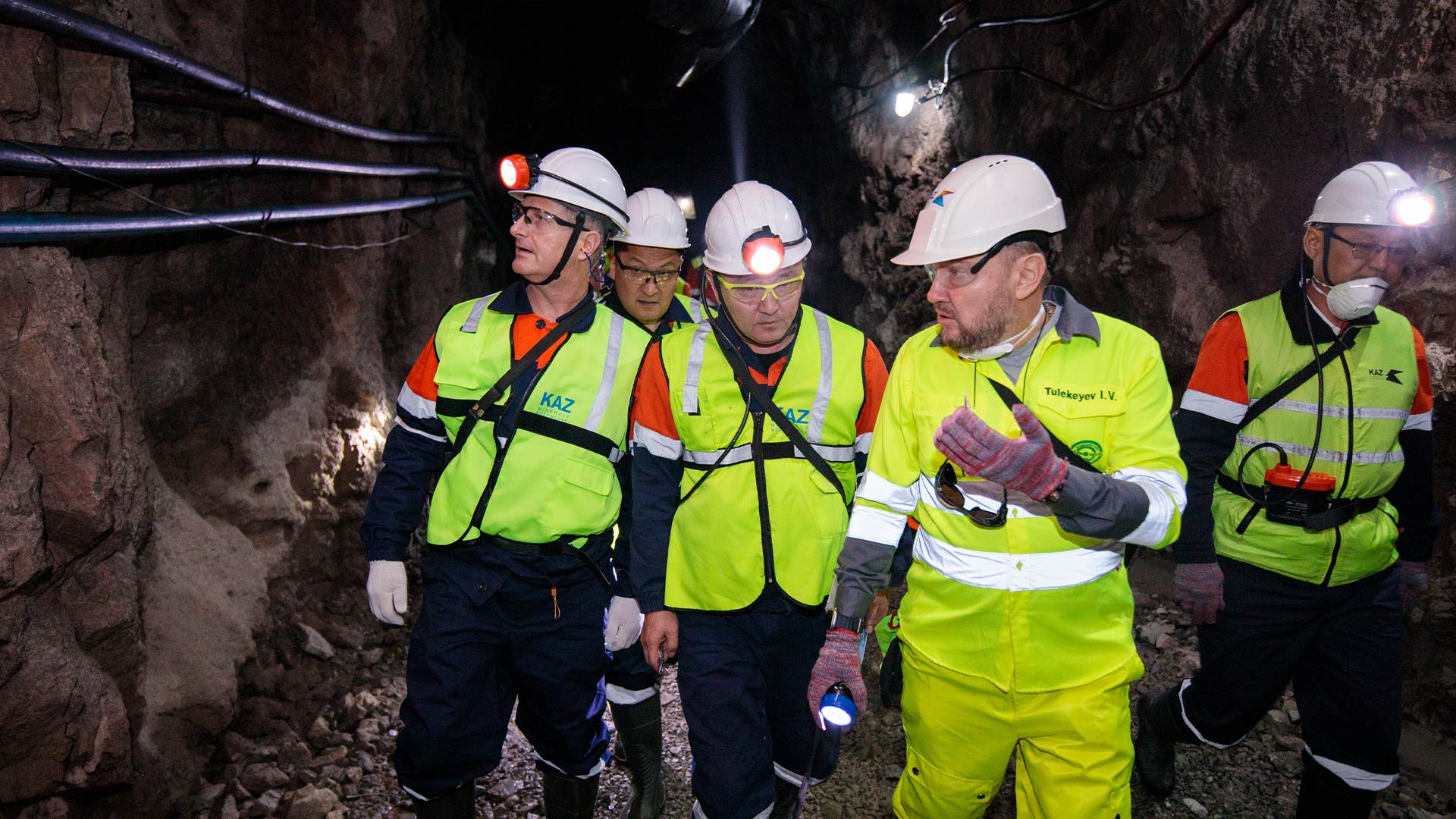 Кеңестер беру және коммуникациялар Тұрақты түрде диалог жүргізу, кеңестер беру және ынтымақтасу арқылы қызметкерлермен және кәсіподақтармен өзара әрекеттесуіміз туралы толығырақ.
