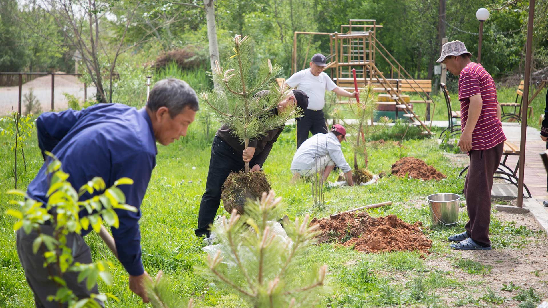 Поддержка сообществ Мы вносим вклад в развитие местной и национальной экономики за счет создания рабочих мест, уплаты налогов, локализации закупок и инвестиций в инфраструктурные проекты, приносящие пользу сообществам, расположенным вблизи наших предприятий. Наш подход направлен на создание совместной долгосрочной ценности при минимизации негативного воздействия и выстраивании прочных отношений с местными сообществами. В 2024 году KAZ Minerals выплатила налогов на сумму $782 миллиона в Казахстане и $46 миллионов в Кыргызстане, а также инвестировала $52 миллиона в различные социальные и общественные проекты.