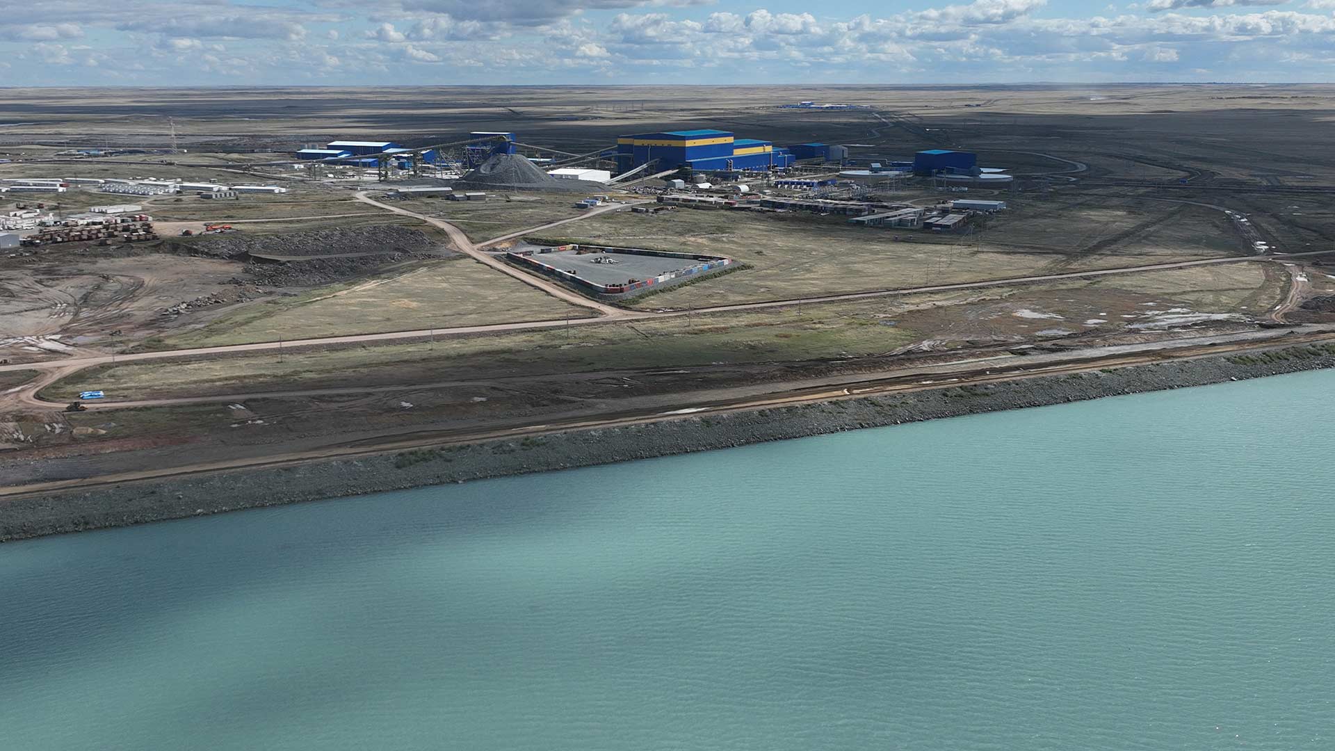 Водные ресурсы Эффективное использование воды является приоритетом. Группа осуществляет мониторинг водопотребления и привержена ответственному использованию этого ресурса на всех своих объектах.